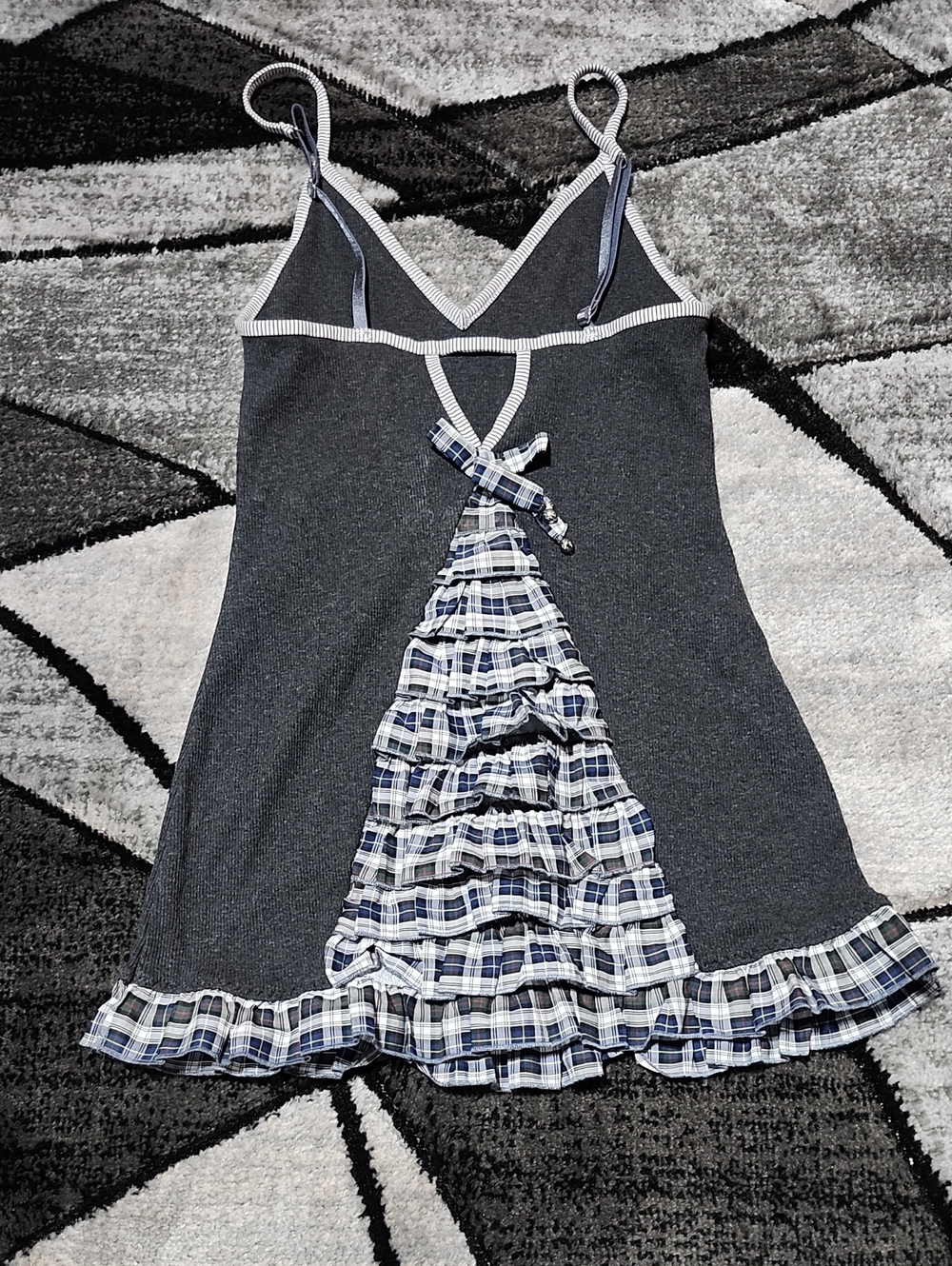 VICTORIA SECRET 2014 GRAY RIBBED PLAID RUFFLED KEYHOLE JINGLE BELLS TANK-TOP
